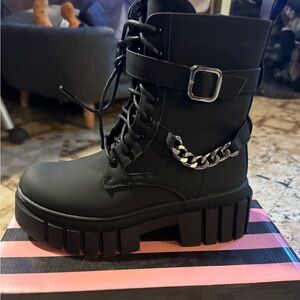 Black women’s combat boot with silver chain and 2 inch platform size 6 1/2